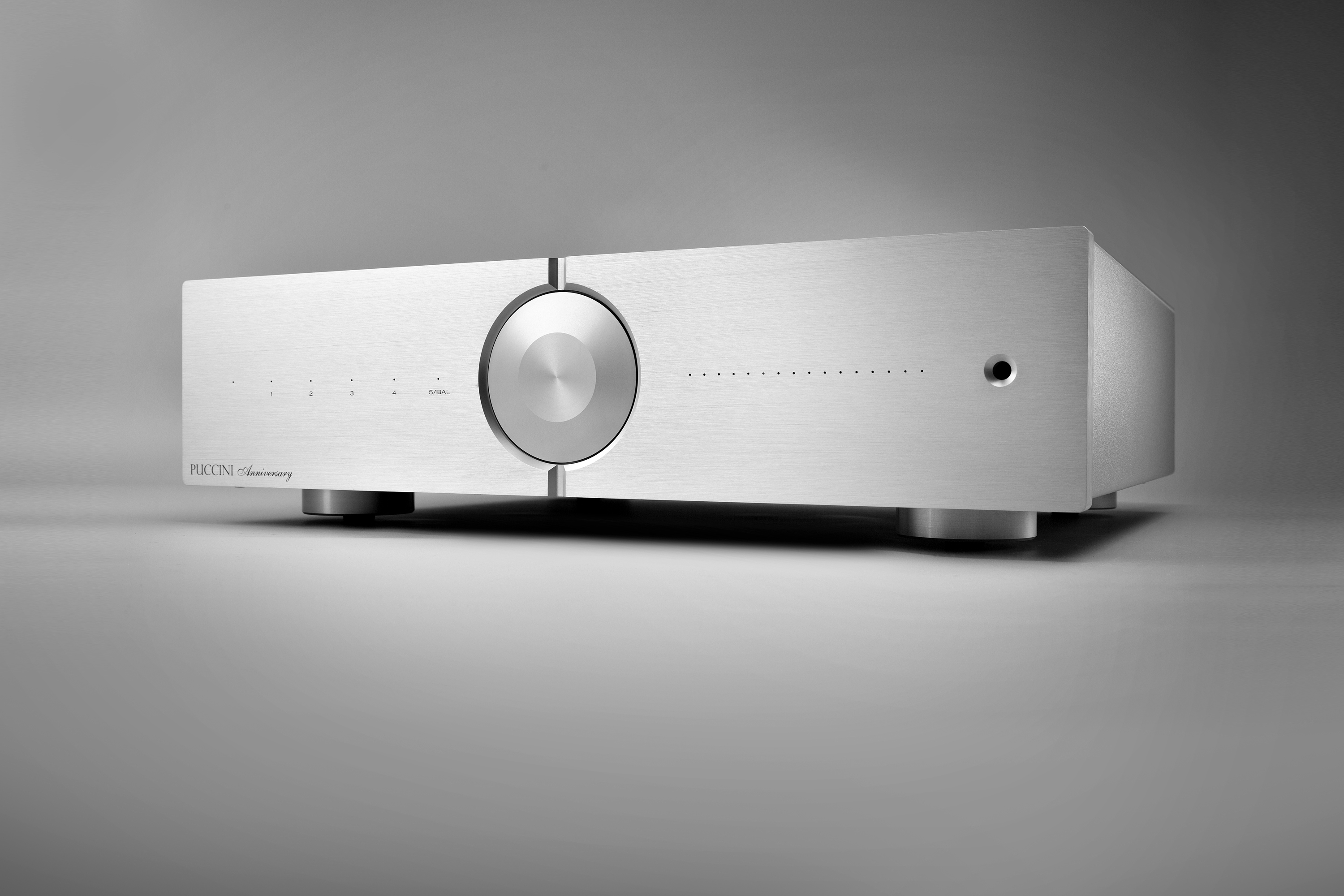 Odkryj Audio Analogue Puccini Anniversary – wzmacniacz zintegrowany bez globalnego sprzężenia zwrotnego. 150 W mocy, topowa jakość wykonania i dźwięk klasy referencyjnej.