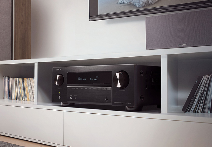 Denon AVC-X2850H to 7.2-kanałowy amplituner AV o mocy 150W na kanał z obsługą 4K i 8K, Dolby Atmos, DTS:X oraz platformą HEOS do multiroom. Zapewnia doskonały dźwięk i obraz w kinie domowym i grach.