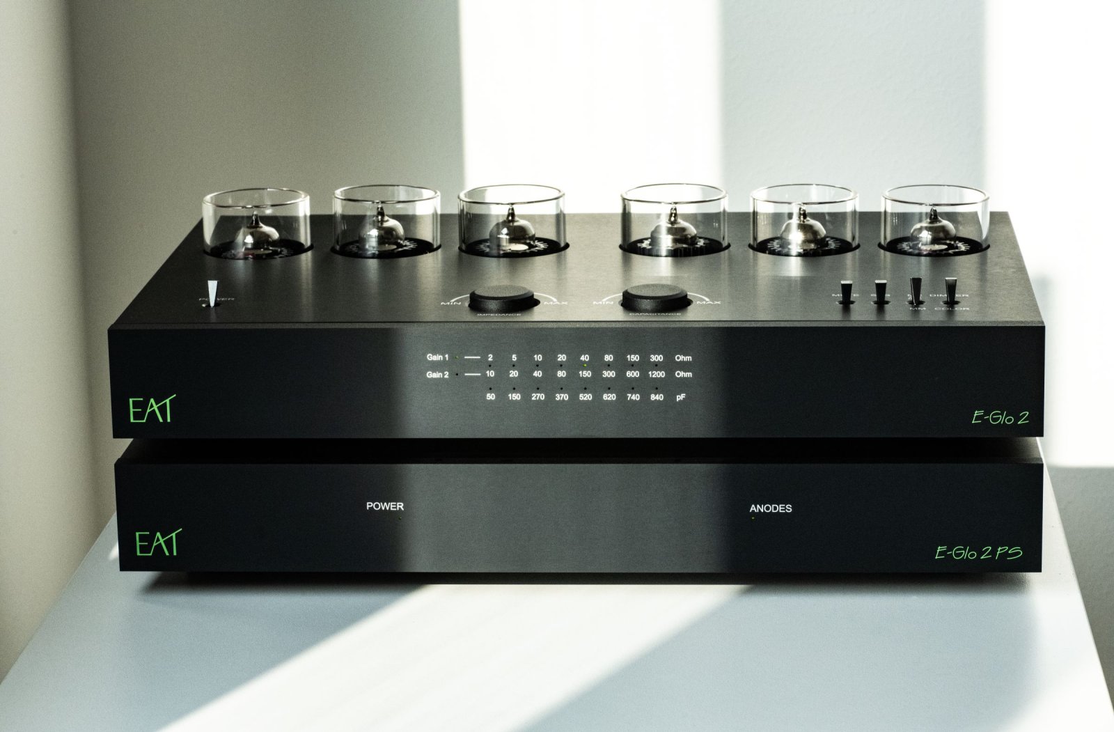 E.A.T. E-Glo II to referencyjny przedwzmacniacz gramofonowy z lampami ECC83 i ECC88, obsługujący wkładki MM i MC, zbalansowane wejścia i pasywną korekcję RIAA. Idealny wybór dla audiofila.