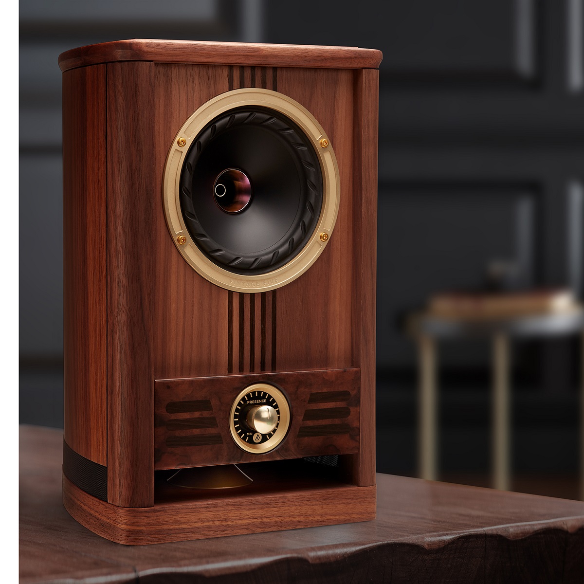 Fyne Audio Vintage Five – kolumny podstawkowe Hi-Fi | Kompaktowe, klasyczne, audiofilskie Kolumny podstawkowe Fyne Audio Vintage Five to kompaktowe głośniki Hi-Fi z 5” przetwornikiem IsoFlare, systemem BassTrax i eleganckim wykończeniem z orzecha. Idealne do mniejszych przestrzeni.