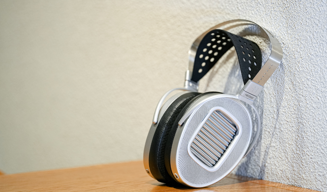 HiFiMAN HE-1000 Unveiled – referencyjne słuchawki planarne klasy premium Poznaj HiFiMAN HE-1000 Unveiled – najwyższej klasy słuchawki planarne z technologią Stealth Magnets i ultracienką membraną. Otwarta konstrukcja, audiofilska jakość i niezrównany komfort odsłuchu.