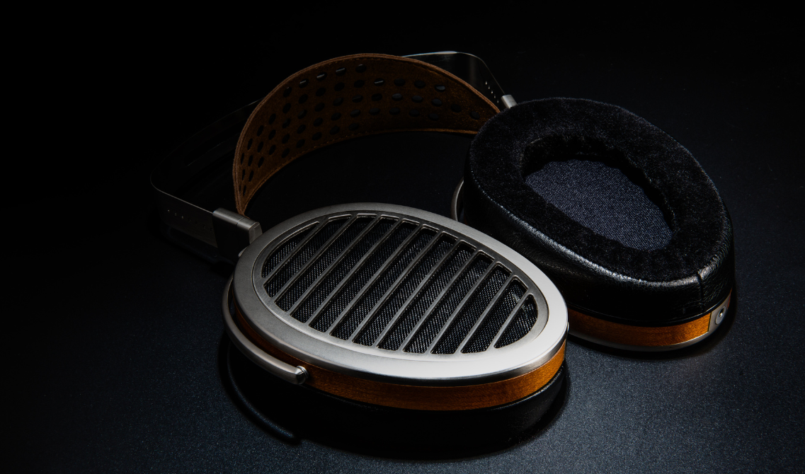 HiFiMan HE-1000 v2 Stealth – planarne słuchawki Hi-End HiFiMan HE-1000 v2 Stealth to słuchawki planarne z technologią Stealth Magnets i ultracienką membraną, oferujące czyste, przestrzenne brzmienie klasy premium.