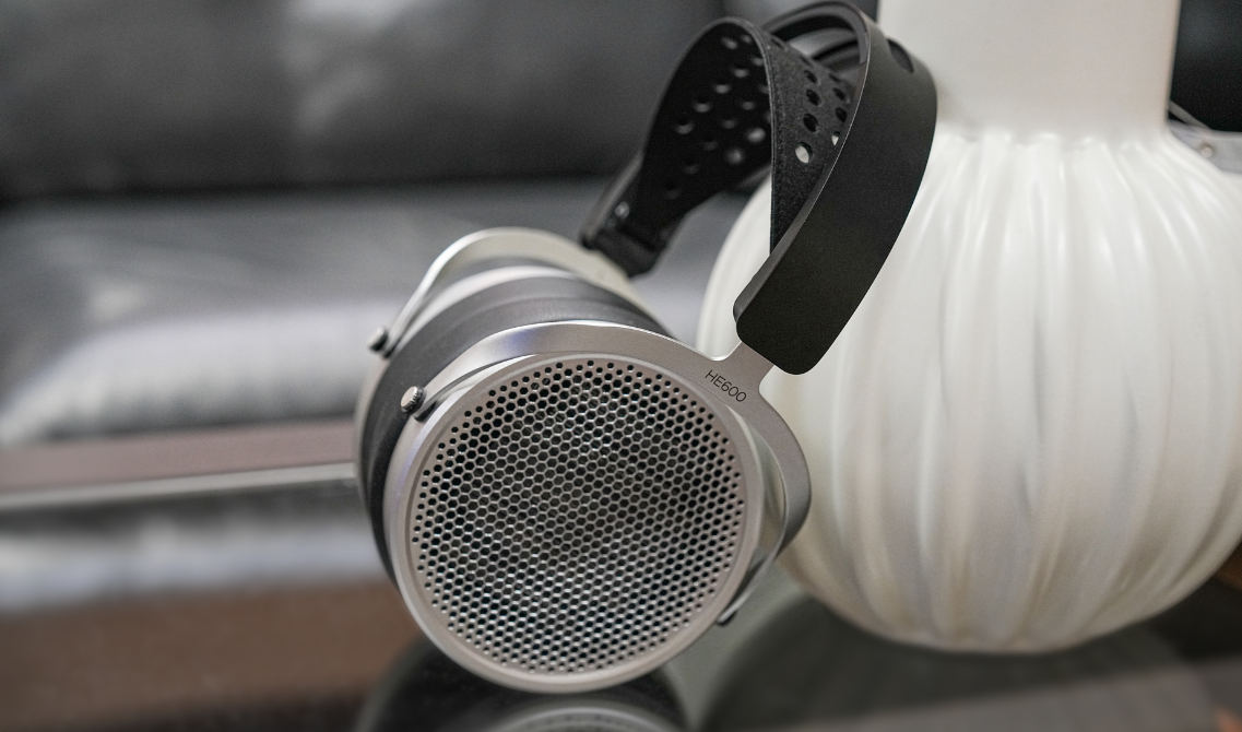 HiFiMan HE600 – nowoczesne słuchawki planarne Hi-End HiFiMan HE600 to otwarte słuchawki planarne o szerokiej scenie i wyjątkowej dynamice. Połączenie klasy HE6 z nowoczesną technologią i komfortem użytkowania.