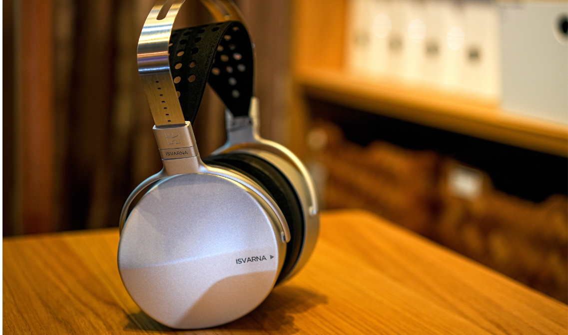 HiFiMAN Isvarna – hybrydowe słuchawki planarne klasy premium | Hi-End dźwięk i komfort HiFiMAN Isvarna to zamknięte słuchawki planarne klasy premium z hybrydowym systemem przetworników. Wyjątkowa szczegółowość, głęboki bas i perfekcyjna izolacja.