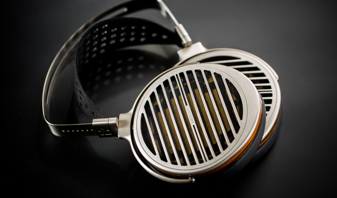 HiFiMAN Susvara – Słuchawki planarne klasy premium Odkryj HiFiMAN Susvara – ultra precyzyjne słuchawki planarne z membraną nanotechnologiczną, minimalnymi zniekształceniami i komfortowymi hybrydowymi nausznikami. Idealne do odsłuchu studyjnego i audiofilskiego.