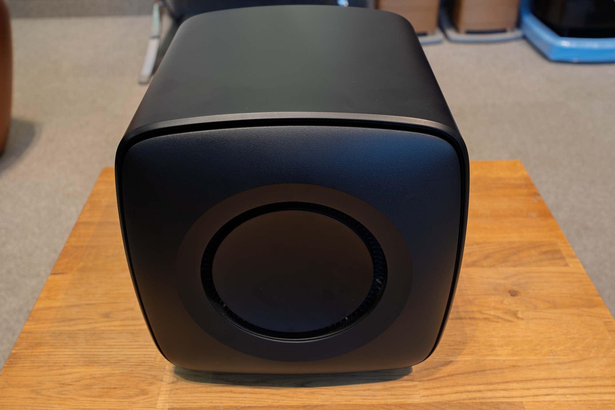 KEF KC62 to stylowy, kompaktowy subwoofer z aluminiową obudową i technologią Uni-Core™, który oferuje głęboki bas i dopasowanie do każdego wnętrza. Idealny dla miłośników estetyki i brzmienia.