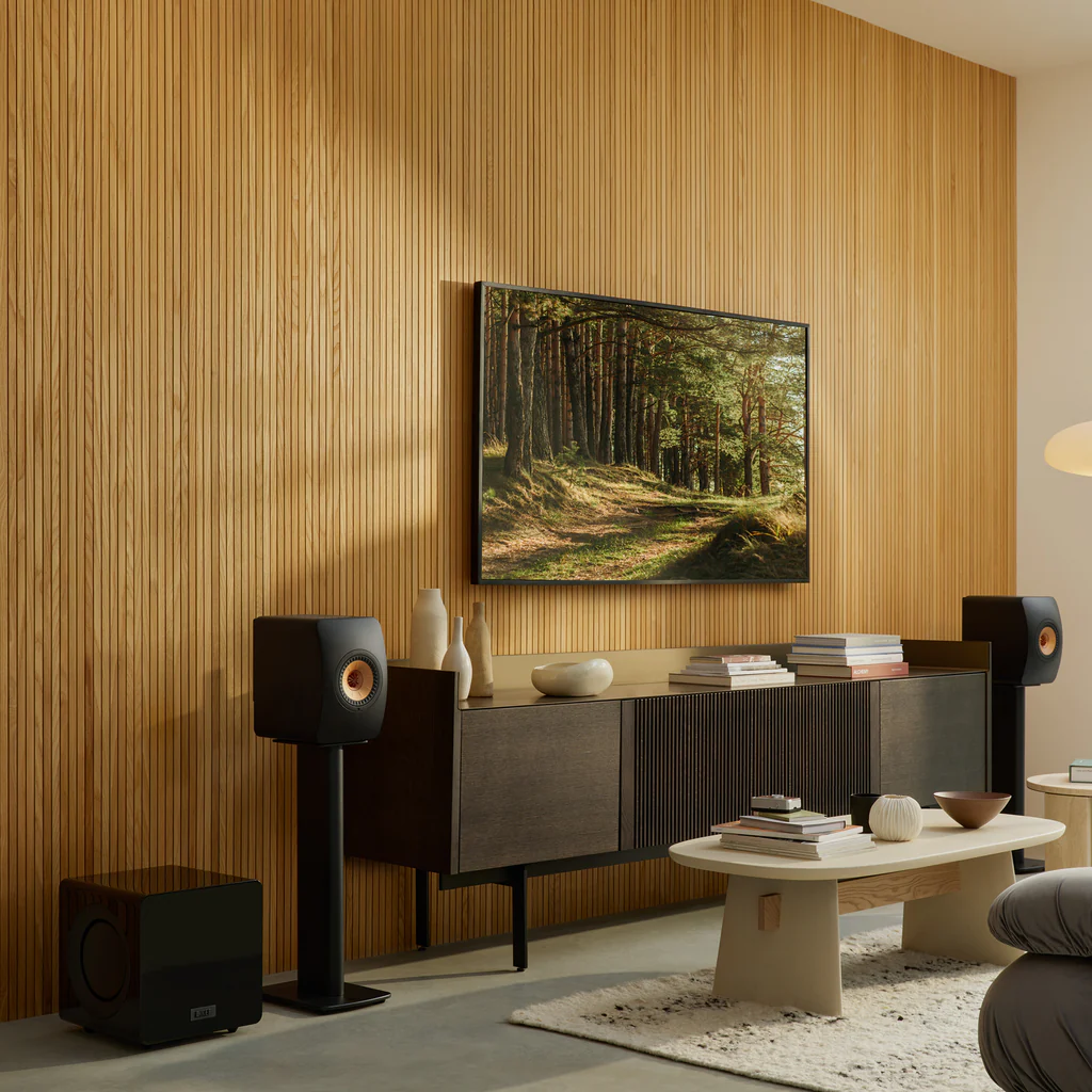 KEF KC92 – kompaktowy subwoofer 1000 W z podwójnym 9″ przetwornikiem KEF KC92 to kompaktowy subwoofer z dwoma 9-calowymi przetwornikami, mocą 1000 W RMS i zaawansowanym DSP. Głęboki, precyzyjny bas do stereo i kina domowego