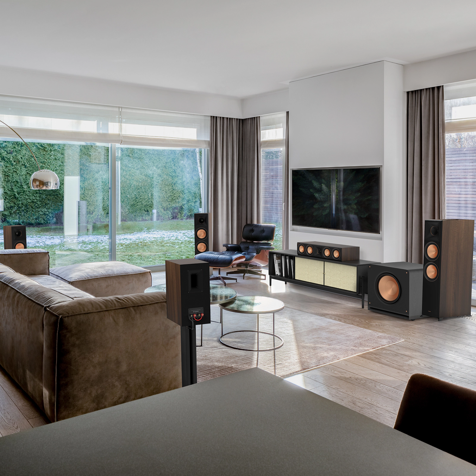 Subwoofer Klipsch RP-1600SW – Najmocniejszy bas Reference Premiere KLIPSCH RP-1600SW to flagowy subwoofer z potężnym przetwornikiem Cerametallic™, wzmacniaczem klasy D i portem Aerofoil. Gotowy na bezprzewodową pracę z zestawem WA-2.