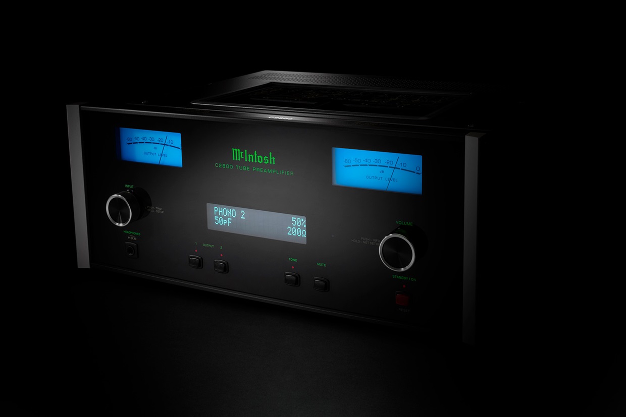 McIntosh C2800 to lampowy przedwzmacniacz stereo z 16 wejściami, modułem DA2, DAC 32-bit i HDMI ARC. Idealny wybór dla audiofilów ceniących brzmienie i elastyczność.