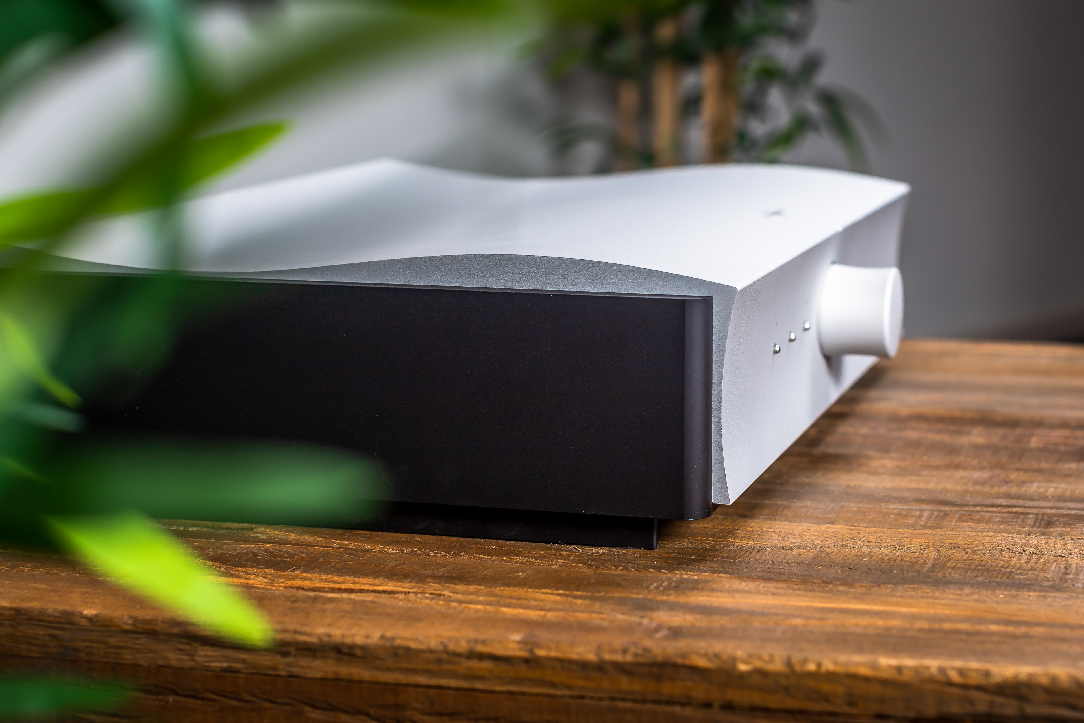 Mola Mola Kula to wzmacniacz zintegrowany klasy high-end z referencyjnym DAC Tambaqui, modułem phono i 300 W mocy. Bezkompromisowe brzmienie i elegancja w jednym.