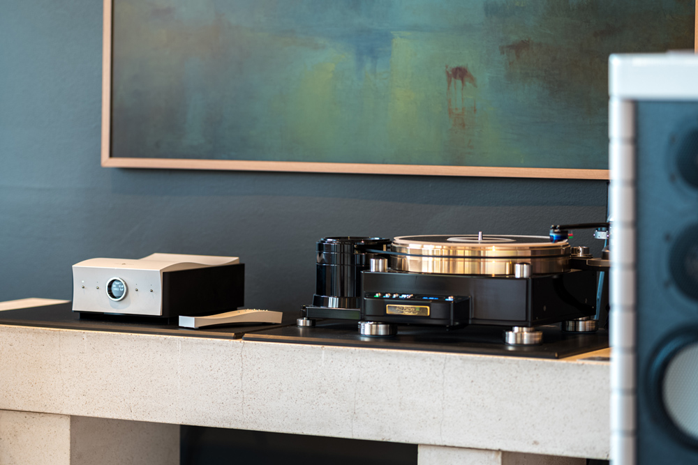 Mola Mola Lupe – Referencyjny Przedwzmacniacz Gramofonowy MM/MC Mola Mola Lupe to high-endowy przedwzmacniacz gramofonowy z 4 wejściami, cyfrową kontrolą ustawień i ekstremalnie niskim poziomem szumów. Idealny wybór dla wymagających miłośników winylu.