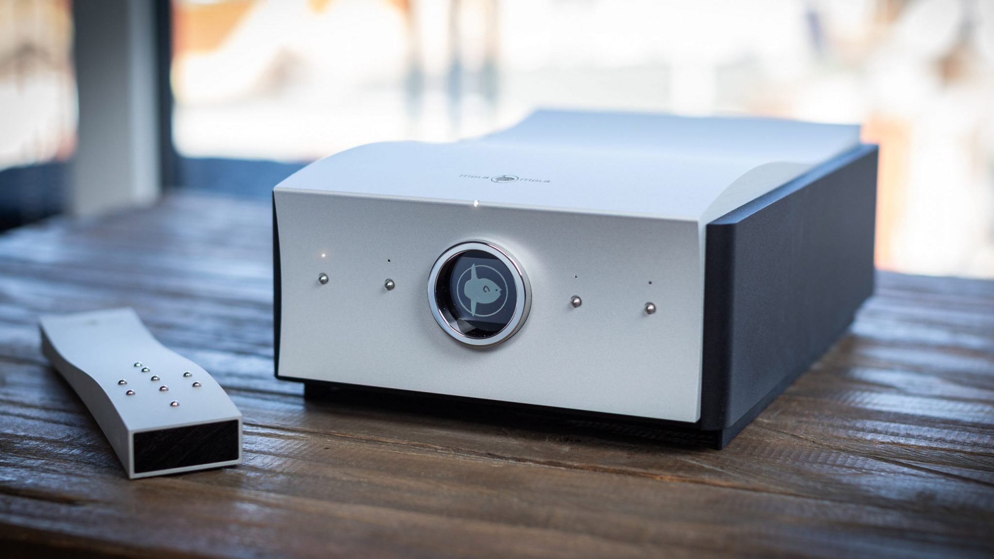 Mola Mola Tambaqui – Referencyjny DAC High-End | Sklep Audio Mola Mola Tambaqui to przetwornik cyfrowo-analogowy najwyższej klasy z SNR 130 dB, obsługą PCM, DSD, Roon i Bluetooth. Idealny wybór dla systemów hi-end.