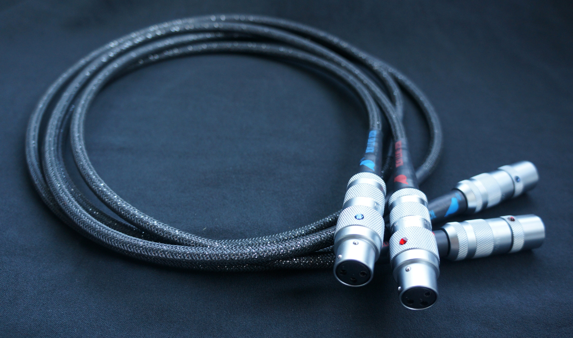 NxLT Ether XLR – interkonekt audio hi-end | Czerwona miedź O.F.C., Oyaide, Made in Poland Interkonekt NxLT Ether XLR – przewodnik z czerwonej miedzi O.F.C., 10 dni kyogenizacji, 5 ekranów, piny lutowane srebrem 18%, wtyki Oyaide Focus 1. Fabryczne Burn-In, aluminiowa walizka, certyfikat jakości. Made in Poland.