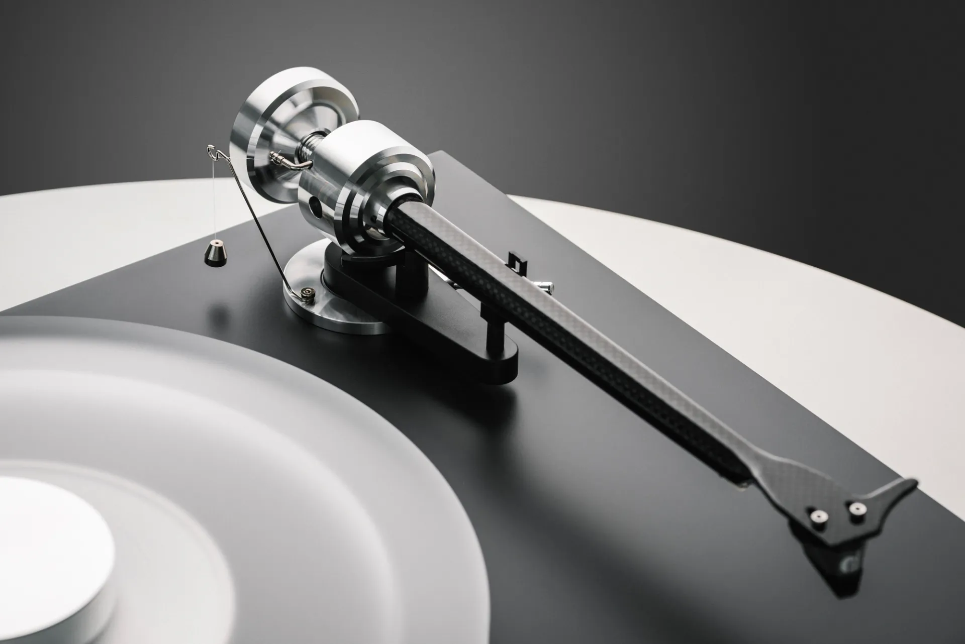 Poznaj Pro-Ject Debut Reference 10 – zaawansowany gramofon z ramieniem carbon/aluminium, akrylowym talerzem i precyzyjną kontrolą prędkości. Idealny dla wymagających miłośników winyli.
