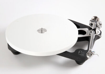 Gramofon Rega Planar 10 to high-endowa konstrukcja z ramieniem RB3000, ceramicznym talerzem i ultralekkim cokołem. Maksymalna sztywność, minimalne rezonanse i brzmienie klasy premium.