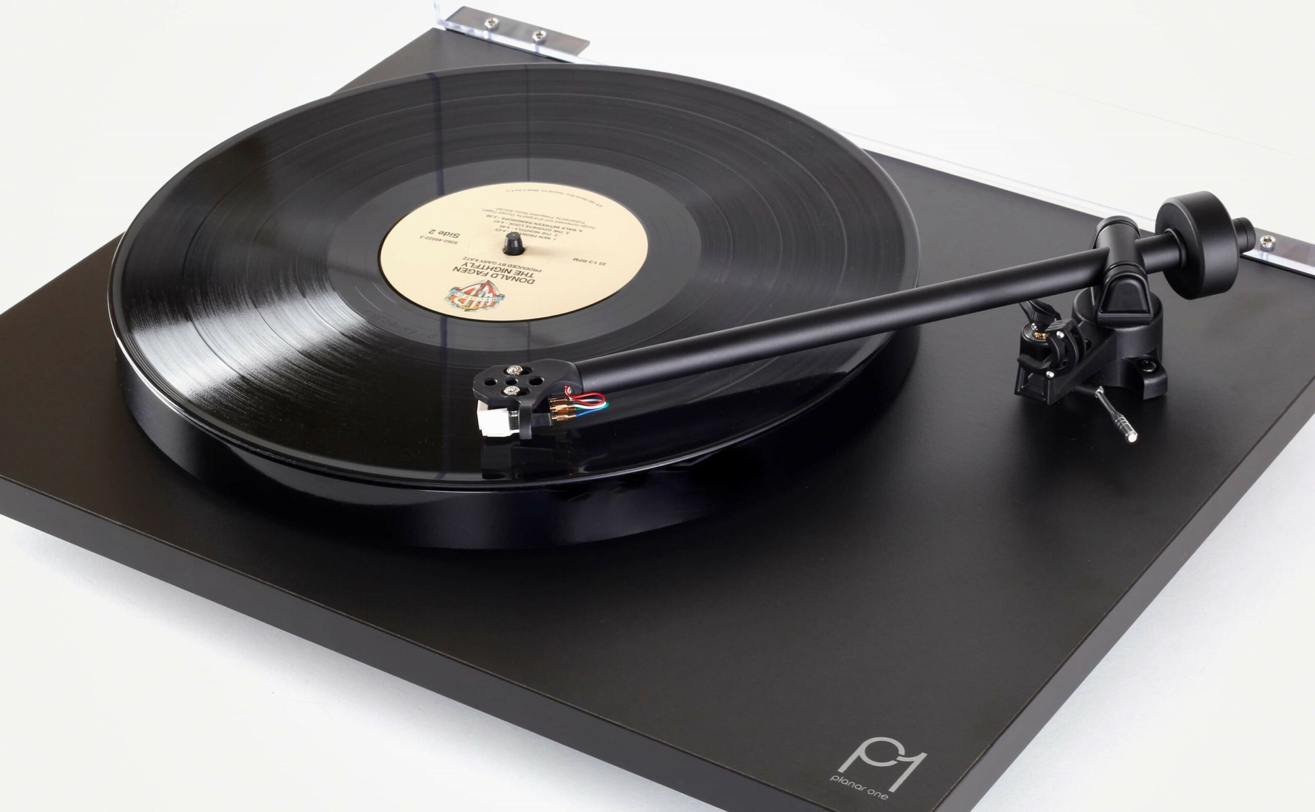 Rega Planar 1 – gramofon Plug & Play z ramieniem RB110 i wkładką Carbon. Odkryj Rega Planar 1 – nagradzany gramofon „plug and play” z ramieniem RB110, wkładką Carbon MM i cichym silnikiem 24 V. Idealny wybór dla miłośników winyli.