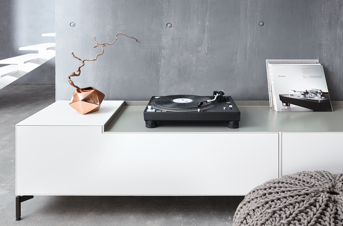 Technics SL-1200GR – Gramofon z napędem bezpośrednim | Hi-End jakość dźwięku Gramofon Technics SL-1200GR z bezrdzeniowym silnikiem i zaawansowanym sterowaniem zapewnia referencyjną jakość odtwarzania winyli. Odkryj perfekcję dźwięku analogowego.