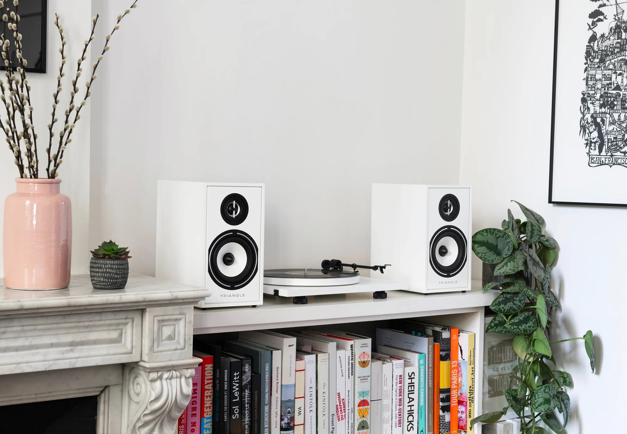 Triangle Borea BR02 – Kompaktowe kolumny hi-fi do małych pomieszczeń Triangle Borea BR02 to kompaktowe kolumny podstawkowe z naturalnym brzmieniem, celulozowym przetwornikiem i systemem DVAS. Idealne do pokojów do 20 m².