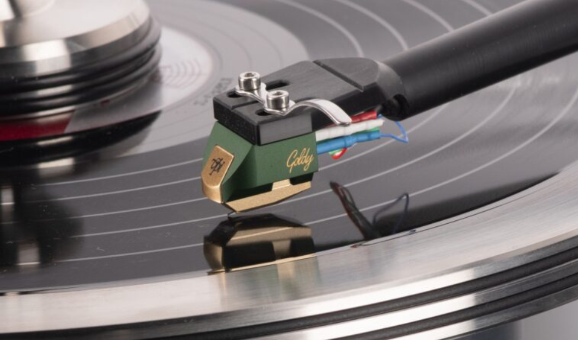 VPI Goldy – wkładka MC oparta na AT-OC9XSL. Line Contact, wspornik z boru, magnes neodymowy i podwójna cewka V. Zaprojektowana do ramion VPI, zbalansowany dźwięk i bogata średnica.