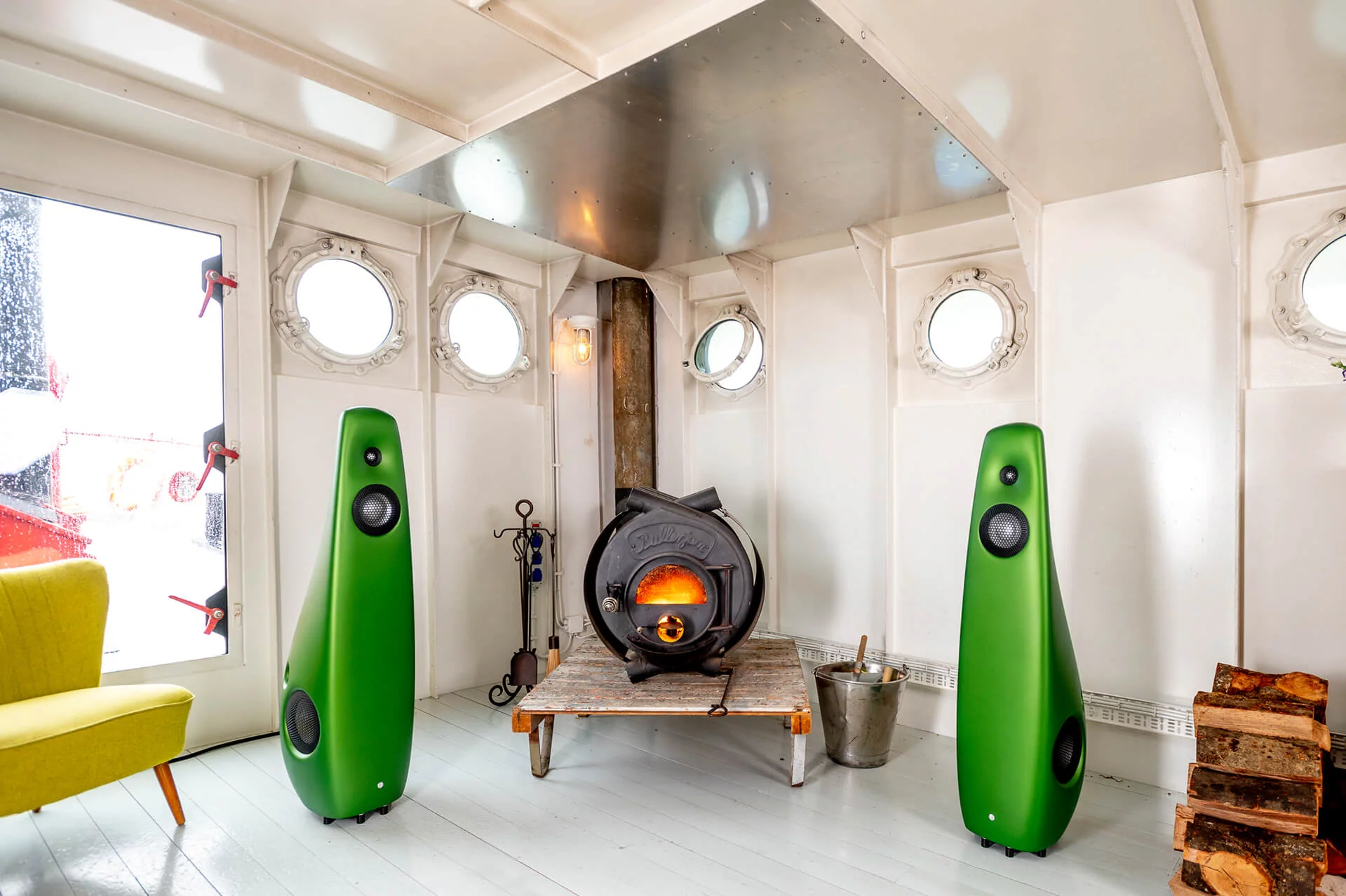 Vivid Audio KAYA 45 to eleganckie, zaawansowane kolumny trójdrożne z technologią GIYA. Zapewniają skupiony, czysty dźwięk i doskonałe wrażenia odsłuchowe w każdej przestrzeni.