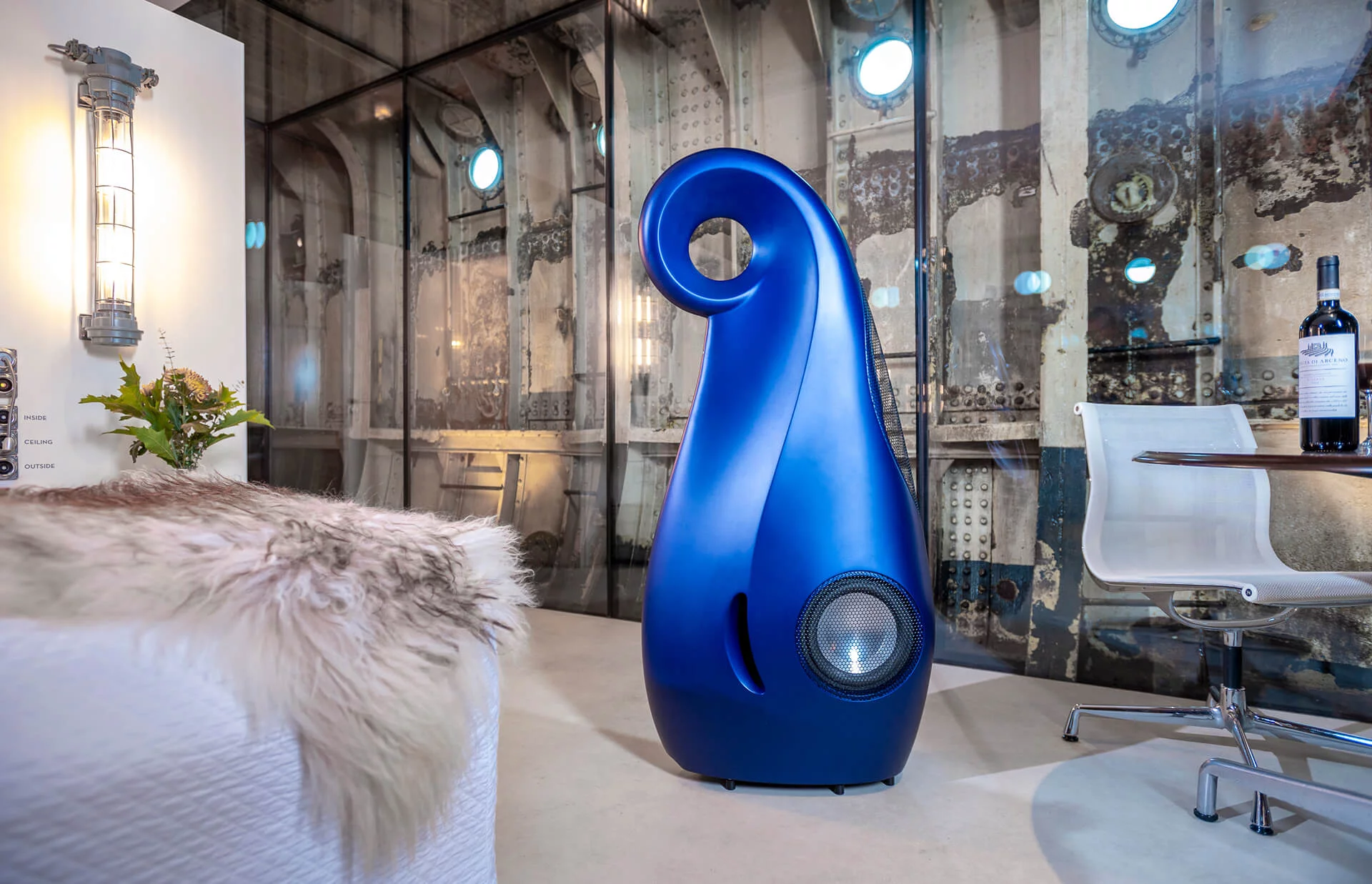 Vivid Audio GIYA G1 Spirit to flagowe kolumny podłogowe o czterodrożnej konstrukcji i unikalnym designie. Zapewniają najwyższą jakość dźwięku, doskonałą dynamikę i spektakularny wygląd. Idealne dla najbardziej wymagających melomanów. 