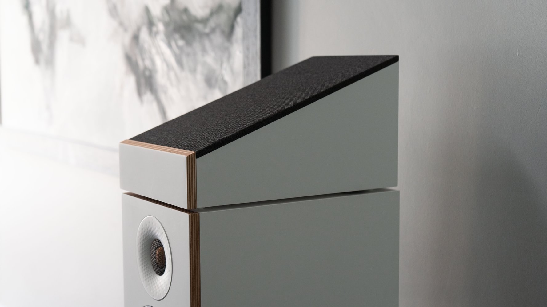 Głośnik Dolby Atmos® zapewnia realistyczne, trójwymiarowe brzmienie i idealnie pasuje do kolumn Bronze 50 i 300.