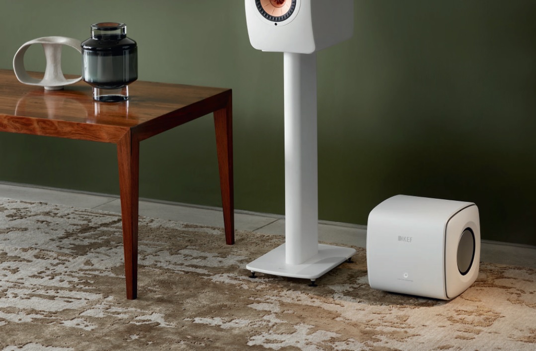 KEF KC62 to stylowy, kompaktowy subwoofer z aluminiową obudową i technologią Uni-Core™, który oferuje głęboki bas i dopasowanie do każdego wnętrza. Idealny dla miłośników estetyki i brzmienia.