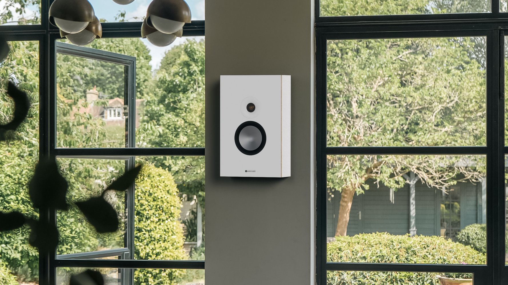 Monitor Audio Bronze On-Wall 7G to elegancki głośnik naścienny z technologią C-CAM.