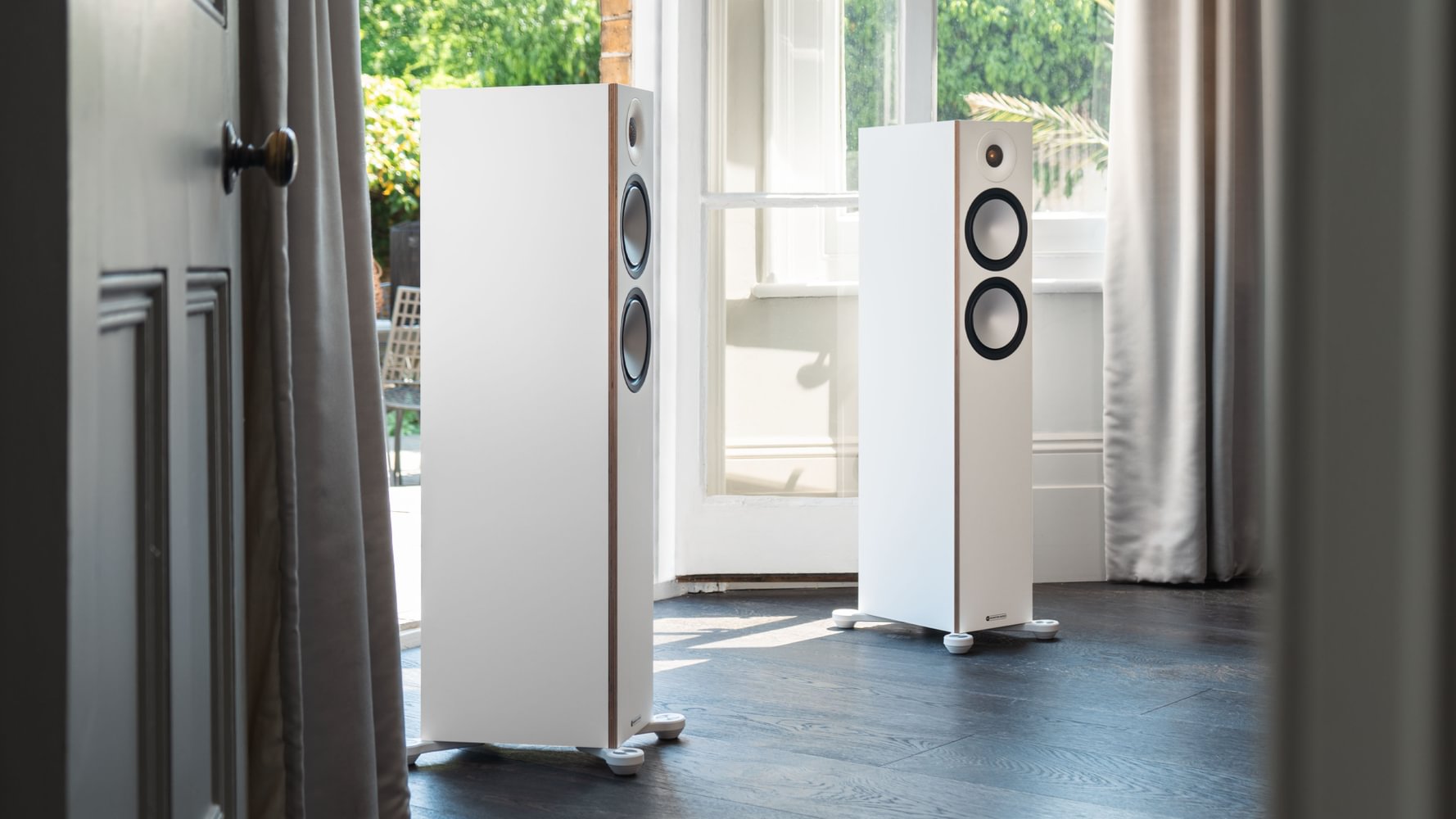 Monitor Audio Bronze 300 7G to nowoczesne kolumny podłogowe z technologią C-CAM, oferujące potężne brzmienie, precyzyjny bas i wyjątkowy design. 