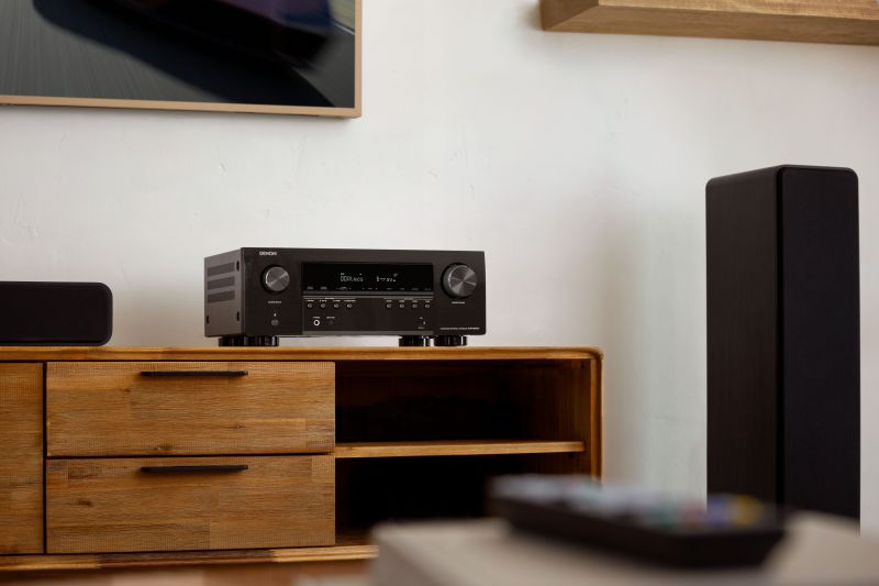 Denon AVR-S970H to 7.2-kanałowy amplituner AV o mocy 145W na kanał z obsługą obrazów 8K, dźwięku 3D Dolby Atmos, DTS:X, technologią HEOS do multiroom i zaawansowaną korekcją dźwięku Audyssey. Doskonały wybór do kina domowego i gier.