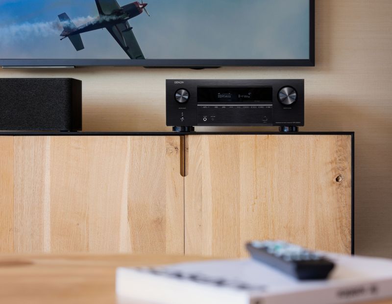 Zbuduj swoje kino domowe z Denon AVR-X2800H – 7.2-kanałowym amplitunerem z obsługą 8K, Dolby Atmos, HDR10+, HEOS, Bluetooth i AirPlay 2. Perfekcyjny dźwięk i obraz w jednym urządzeniu.