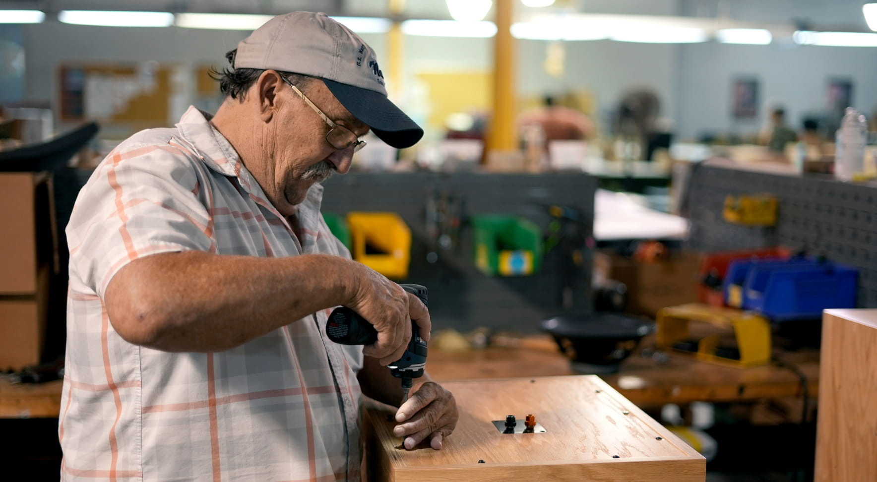Klipsch + Ojas kO-R1 – Kolumny Głośnikowe o Vintage'owym Stylu i Wyjątkowym Brzmieniu Poznaj kolumny Klipsch + Ojas kO-R1 – unikatowe połączenie klasycznego stylu i nowojorskiego rzemiosła Ojas z legendarną jakością dźwięku Klipsch. Idealne dla audiofilów ceniących retro design i bezkompromisowe brzmienie.