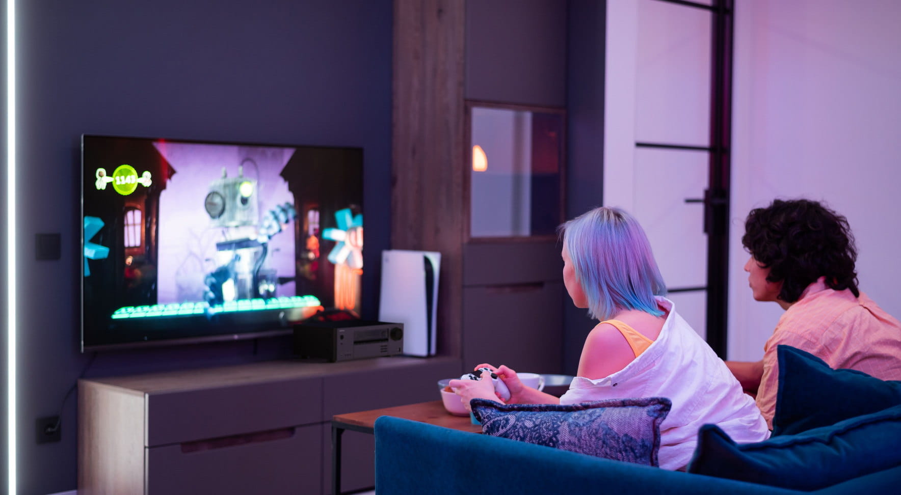 Amplituner Onkyo TX-NR5100 7.2 z 8K/60p, Dolby Atmos, DTS:X, HDMI 2.1, eARC i funkcjami SMART. Streaming przez Wi-Fi, Chromecast, AirPlay 2, Bluetooth. Idealny do kina domowego i gier.