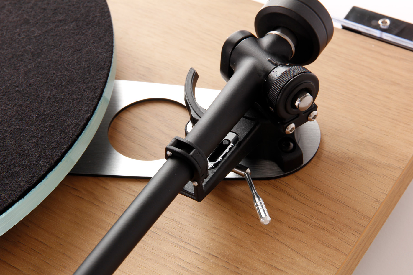 Gramofon Rega Planar 3 oferuje najwyższą jakość brzmienia dzięki innowacyjnemu ramieniu, nowej plincie i szklanemu talerzowi. Idealny wybór dla audiofila.