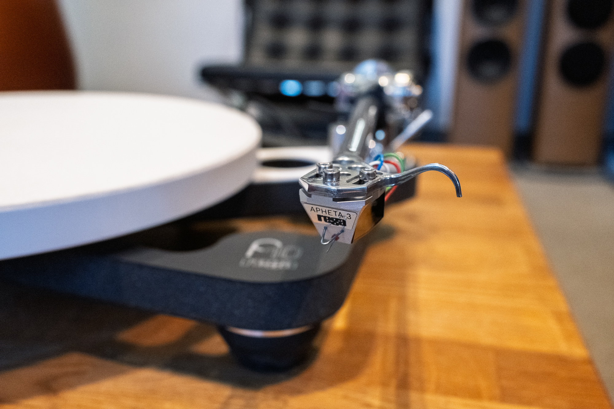 Poznaj Rega Planar 10 – zaawansowany gramofon z lekkim szkieletem Tancast 8, ramieniem RB3000 i talerzem ceramicznym. Perfekcja dźwięku i innowacyjna technologia w jednym urządzeniu.