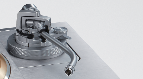 Technics SL-1000R to high-endowy gramofon z bezrdzeniowym silnikiem, masywnym talerzem i precyzyjnym ramieniem typu S. Najwyższa jakość analogowego dźwięku.