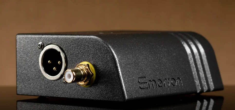 Kup Wattson Emerson Digital – high-endowy odtwarzacz sieciowy z wyjściami AES/EBU i S/PDIF. Bit-perfect streaming, precyzyjne zegary i aplikacja Wattson Music. Idealny do Twojego DAC-a.