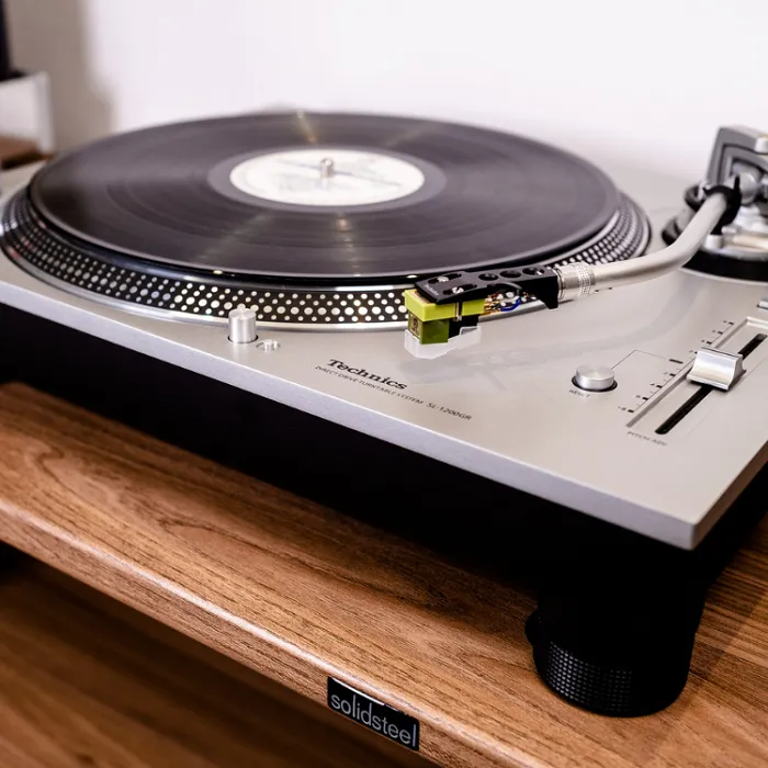 Czym różnią się gramofony z przedwzmacniaczem od tych bez przedwzmacniacza?