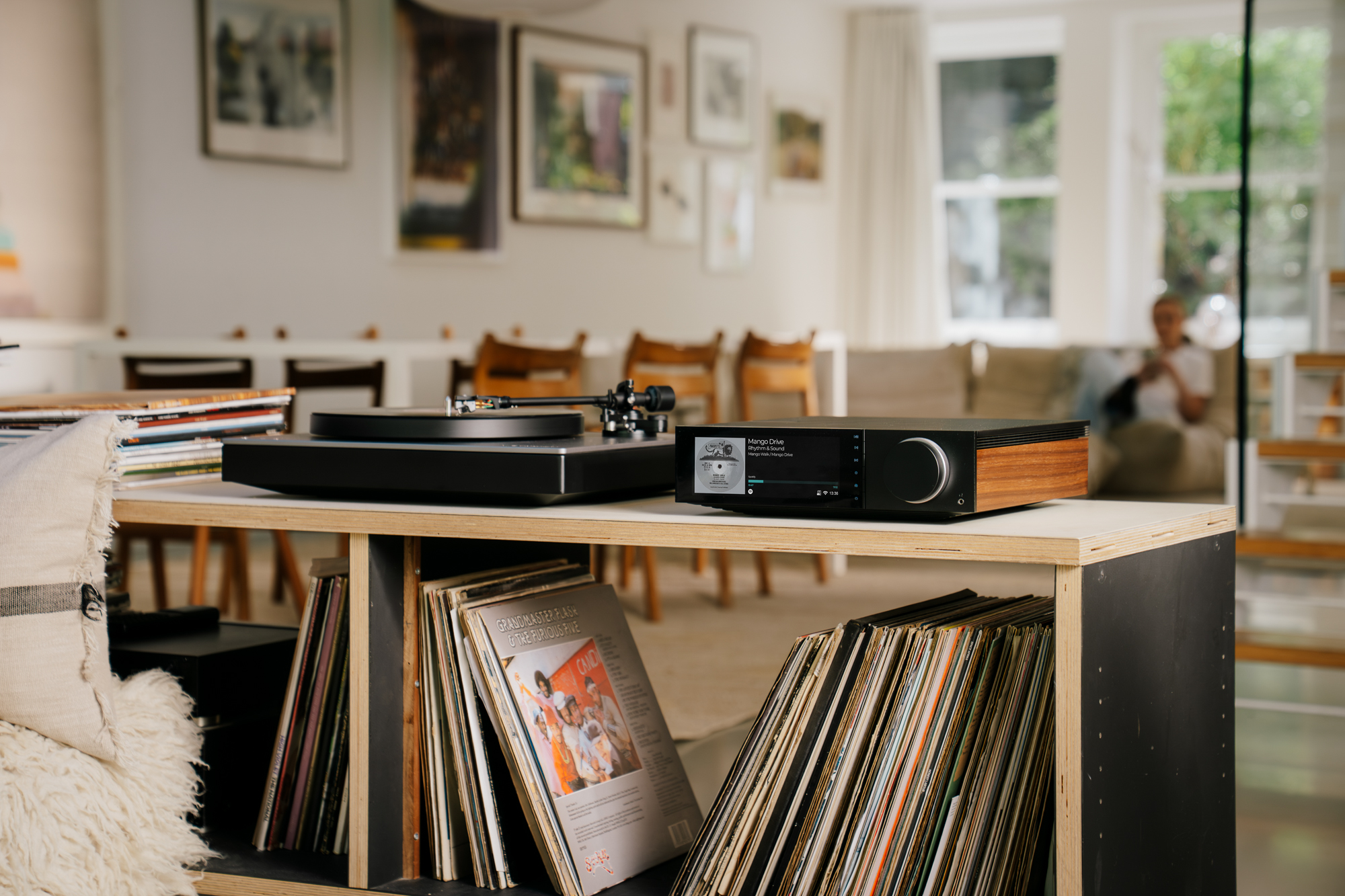 Cambridge Audio EVO 150 SE to edycja specjalna nagradzanego wzmacniacza typu all-in-one. Lepsze komponenty, dźwięk klasy high-end i nowoczesne streamowanie w eleganckiej obudowie.