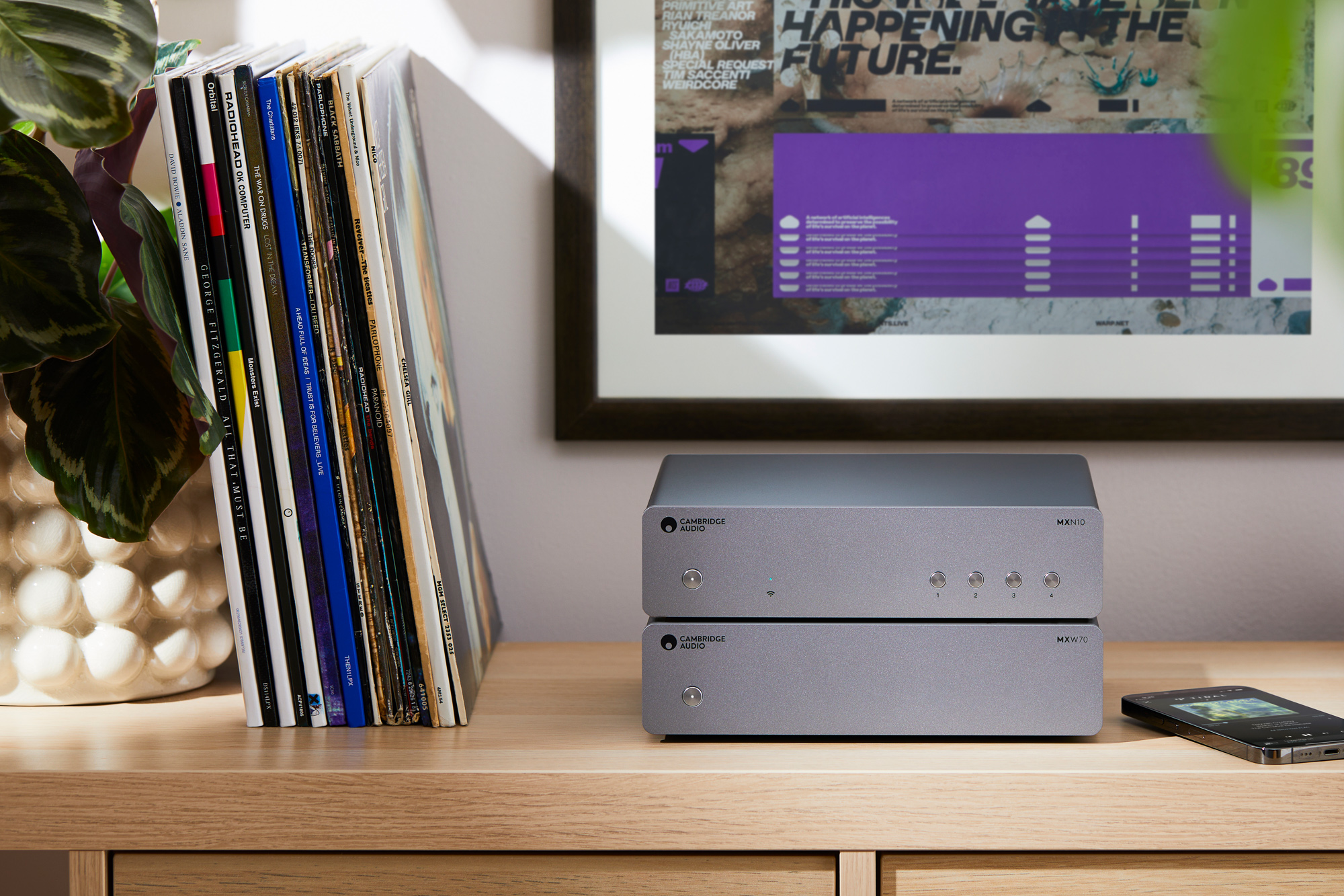 Odkryj Cambridge Audio MXW70 – kompaktowy wzmacniacz mocy klasy D (Hypex NCORE) oferujący 2×70 W (8 Ω), tryb mono 250 W, wejścia RCA/XLR i metalową obudowę w stylu serii MX.