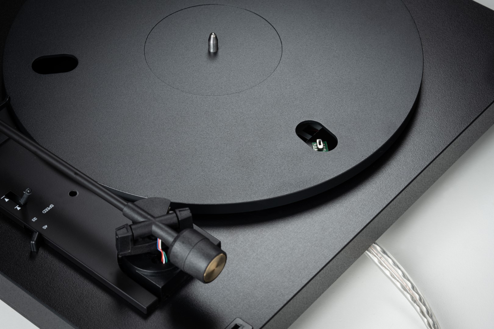 Pro-Ject A1.2 to w pełni automatyczny gramofon z ramieniem 8,3