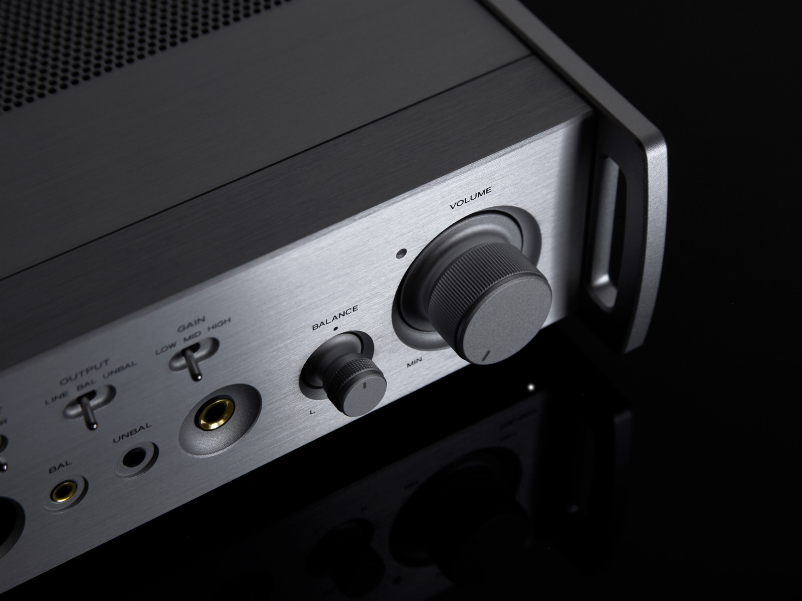 TEAC HA-507 – Wzmacniacz słuchawkowy i przedwzmacniacz klasy referencyjnej Odkryj TEAC HA-507 – analogowy wzmacniacz słuchawkowy i przedwzmacniacz oferujący najwyższą jakość dźwięku. Idealny wybór dla audiofilów ceniących czystość brzmienia i elegancki design.